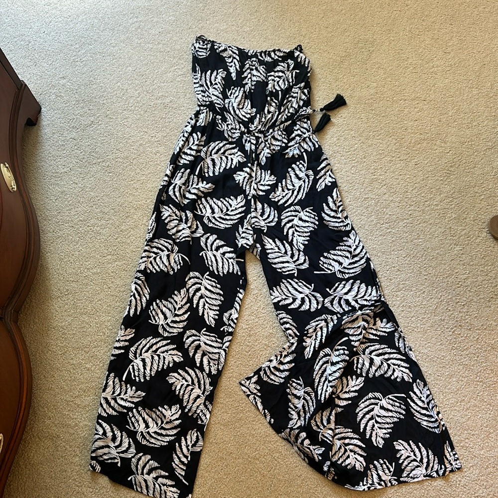 NWT Elan jumpsuit/romper coverup. Palm Leaf Print with slit at knee, beach/pool!